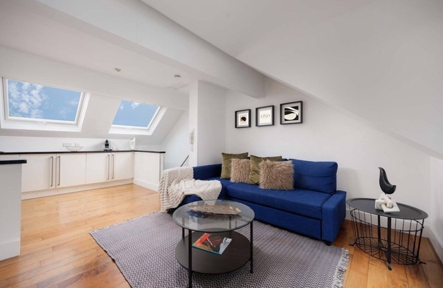 Stunning Penthouse Sea view Apmt - Free Parking