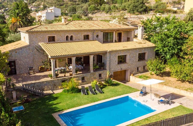 Stunning private villa with hot tub, private pool, A/C, WIFI, TV, patio and panoramic view