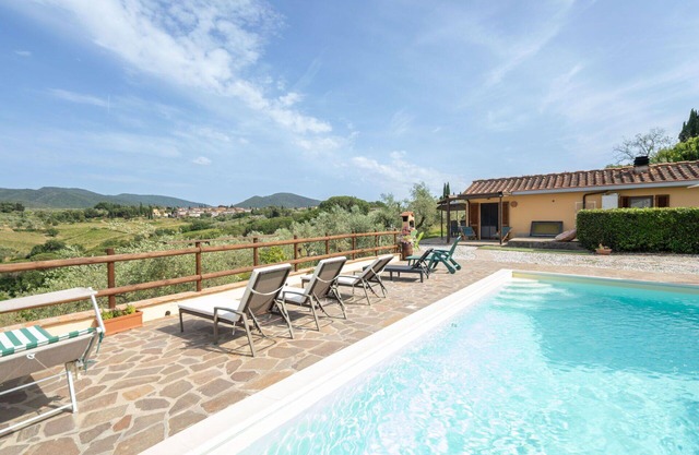 Stunning private villa with private pool, WIFI, hot tub, TV, pets allowed and panoramic view