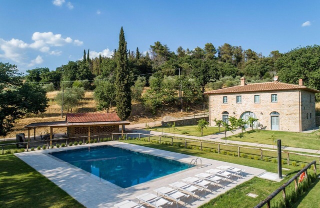 Stunning private villa with WIFI, private pool, A/C, TV, patio and panoramic view, close to Cort.