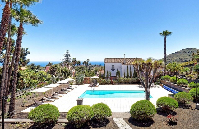 Stunning private villa for 10 guests with A/C, private pool, WIFI, TV, patio and pets allowed