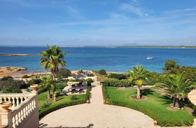 Stunning private villa for 6 guests with WIFI, A/C, TV, terrace and parking