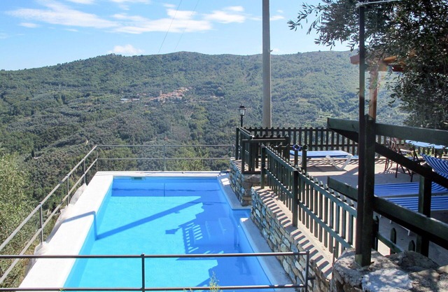 Stunning private villa with WIFI, private pool, TV, terrace, pets allowed, panoramic view, parking