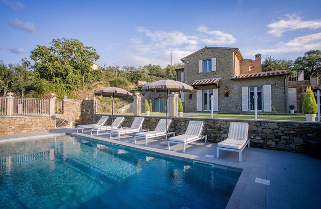 Stunning private villa with WIFI, private pool, A/C, TV, terrace, panoramic view, close to Cortona