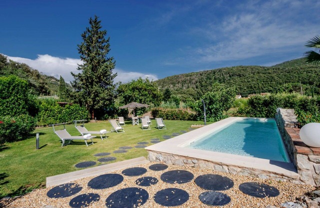 Stunning private villa for 8 people with private pool, A/C, WIFI, TV, patio and pets allowed