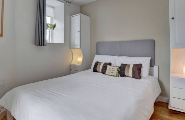 Stunning private villa for 3 people with WIFI, TV, balcony, pets allowed and parking