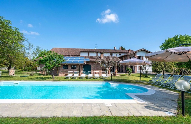 Stunning private villa with private pool, hot tub, WIFI, TV, patio, pets allowed and panoramic v.