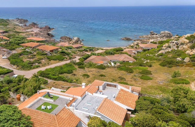Stunning private villa for 6 guests with A/C, WIFI, TV, patio and pets allowed
