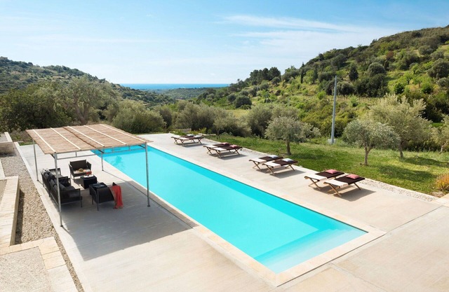 Stunning private villa for 9 people with private pool, A/C, WIFI, TV, terrace and panoramic view
