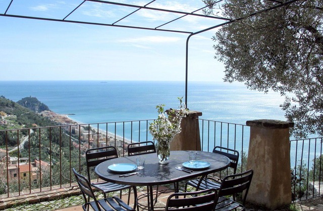 Stunning private villa for 6 people with WIFI, TV, patio, pets allowed and parking