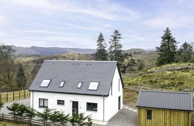 Stunning private villa for 6 people with hot tub, WIFI, TV, patio and pets allowed