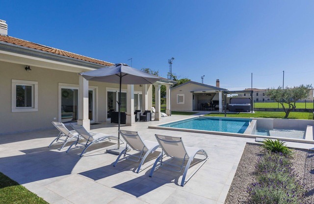 Stunning private villa for 8 guests with A/C, WIFI, private pool, hot tub, TV and terrace