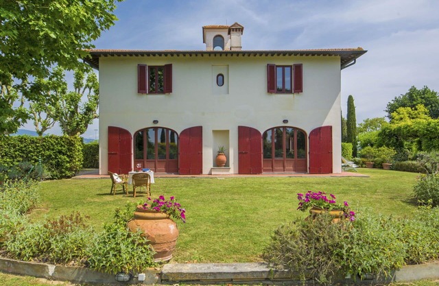Stunning private villa for 9 people with WIFI, TV, patio and parking