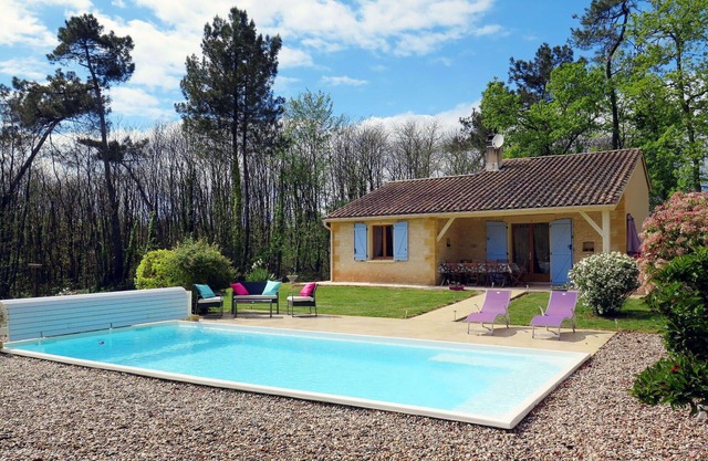 Stunning private villa for 5 guests with hot tub, WIFI, private pool, TV, terrace and pets allowed