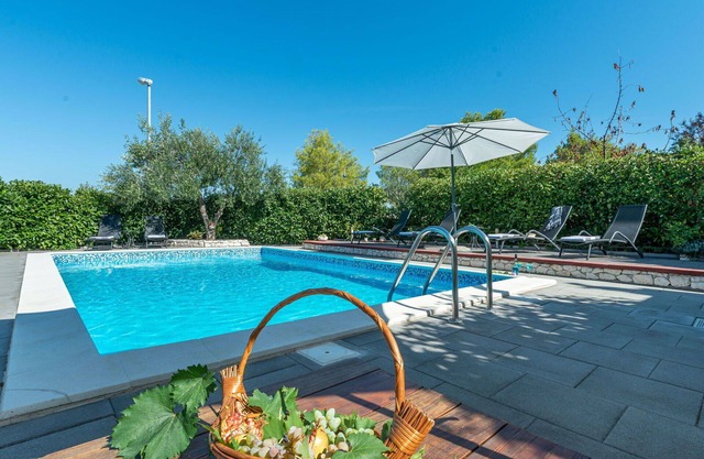 Stunning private villa for 6 guests with A/C, private pool, WIFI, TV and terrace