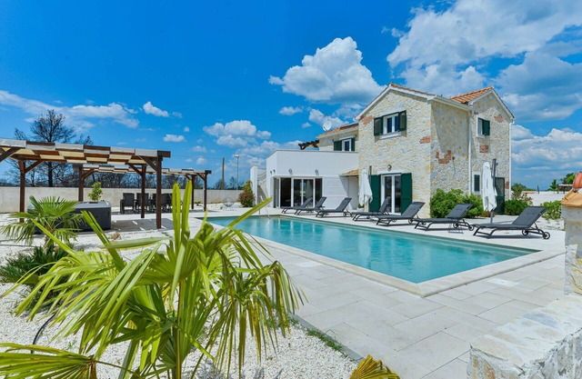 Stunning private villa for 10 guests with A/C, private pool, WIFI, hot tub, TV and patio