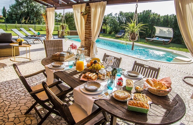 Stunning private villa with A/C, private pool, WIFI, hot tub, TV, pets allowed and panoramic view