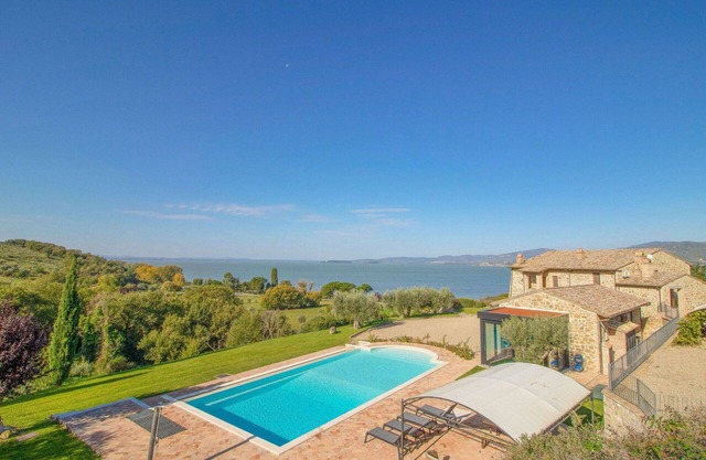 Stunning private villa with private pool, WIFI, A/C, hot tub, TV, patio, pets allowed and parking