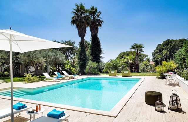 Stunning private villa for 10 people with WIFI, private pool, A/C, TV, patio and parking