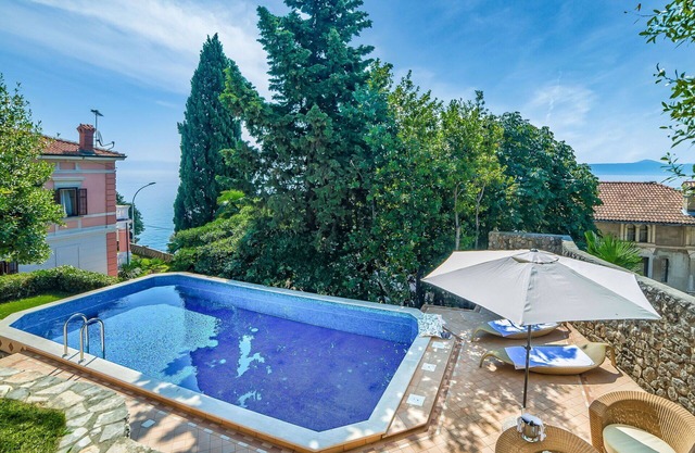 Stunning private villa with private pool, WIFI, hot tub, A/C, TV, terrace, pets allowed and park.