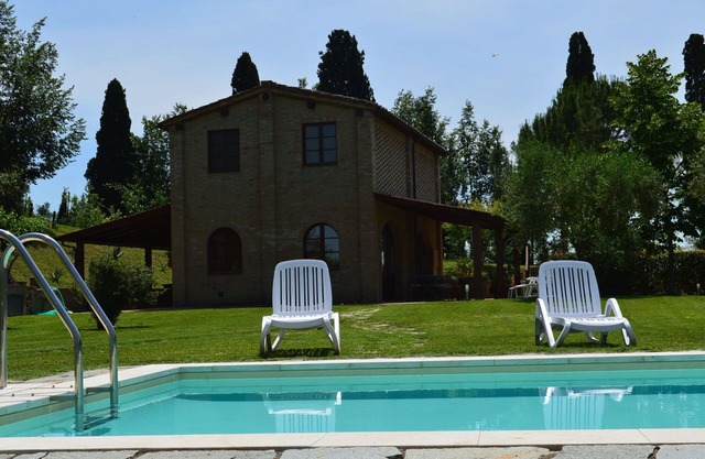 Stunning private villa with WIFI, A/C, private pool, TV, veranda, panoramic view, close to Siena