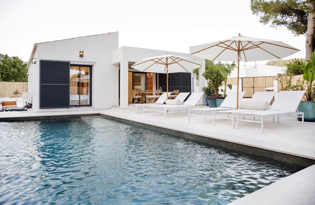 Stunning recently renovated villa with pool, Pto Pollensa, 450m beach/pine walk