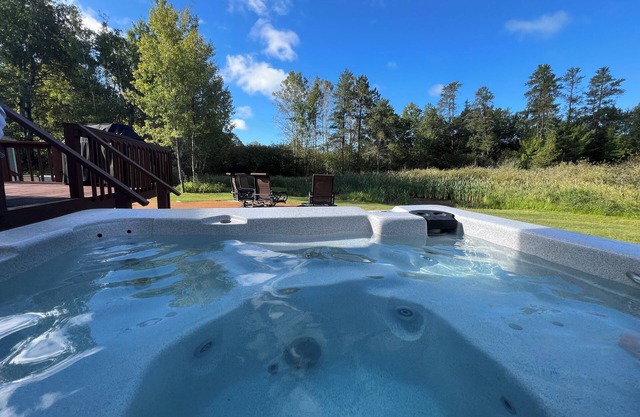 -Stunning Remodel- HOT TUB 4 -BR home, Sleeps 10. Cozy Charm Modern Comfort