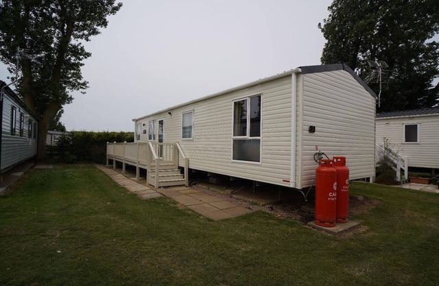 Stunning river view 2 bedroom caravan with decking