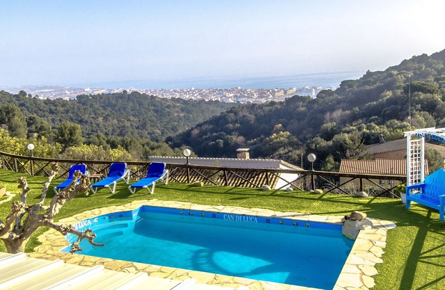 Stunning sea views – just 2km to town and beach!