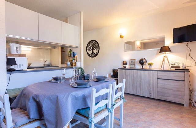 Stunning Ski-In/Ski-Out Apartment for 6 with Mountain Views and Nearby Amenities