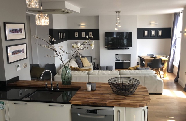 Stunning Spacious 3 Bed Apartment with River Views