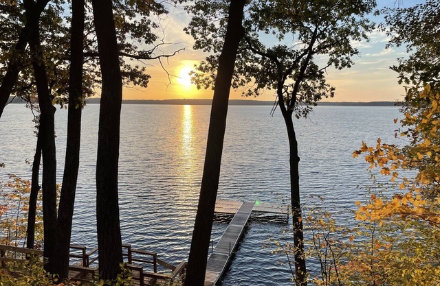 Stunning Sunrises from spacious Big Round Lake Cabin