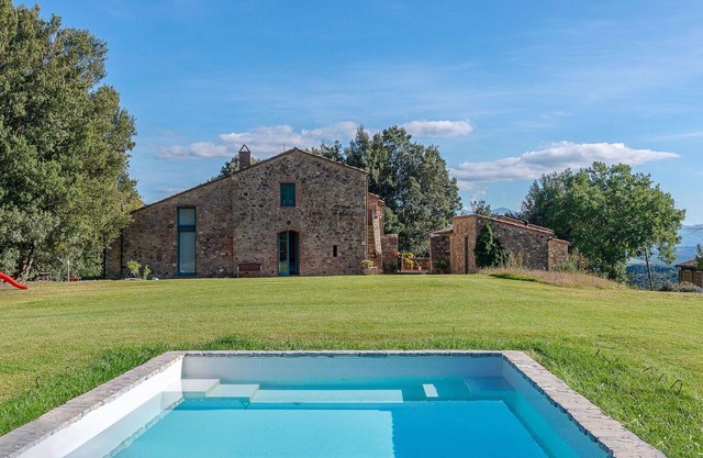 Stunning villa for 12 guests with private pool, WIFI, TV, terrace, pets allowed and panoramic v.