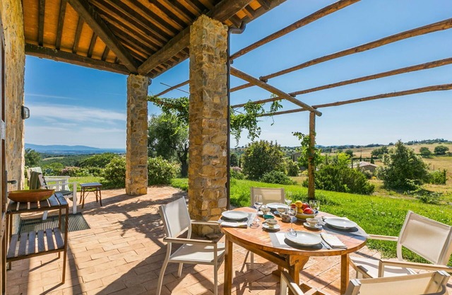 Stunning villa for 4 people with WIFI, patio, pets allowed and parking