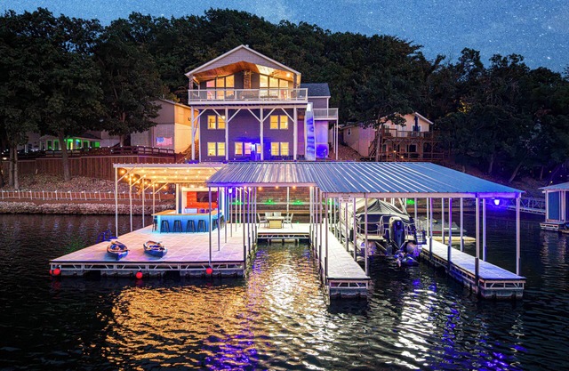 Stunning View! Kayaks, Lily Pad and more!