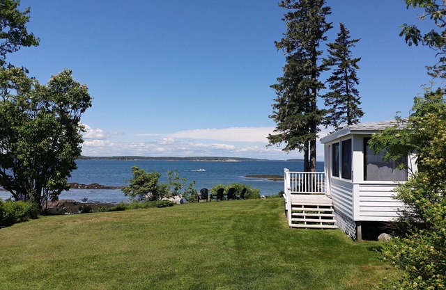 Stunning Views on Ocean's Edge. Pebble beach, sunbathing, firepit and grill.