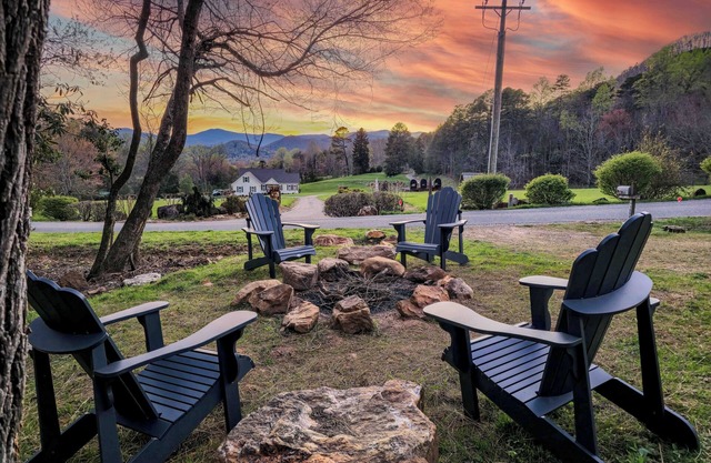 Stunning Views w/Firepit, 2/1 Cottage, Creek, Starlink, ADA + Pet Friendly