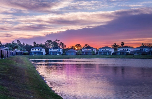 Stunning views- Wonderful Lakeside Home