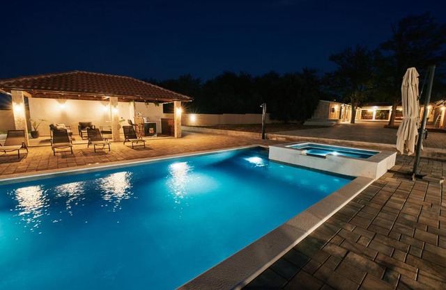 Stunning Villa for 10 people with large heated pool-50m2, jacuzzi and gym - by TA Leut Agency
