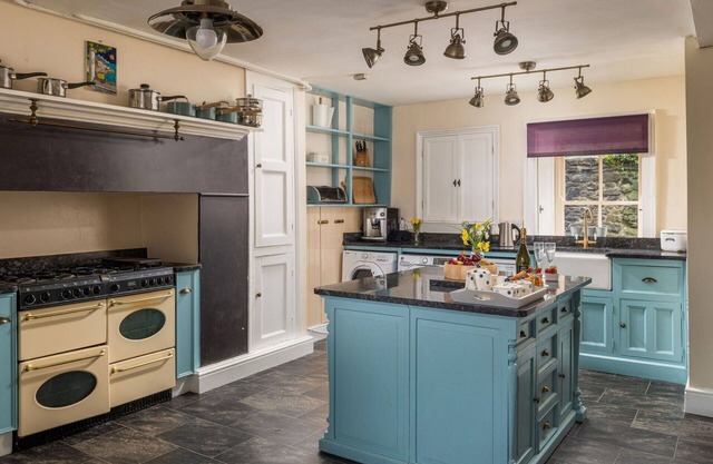 Stunning villa for 16 people with WIFI, pets allowed and parking