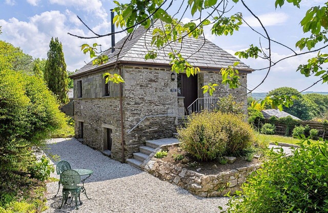 Stunning villa for 2 guests with WIFI, pets allowed and parking