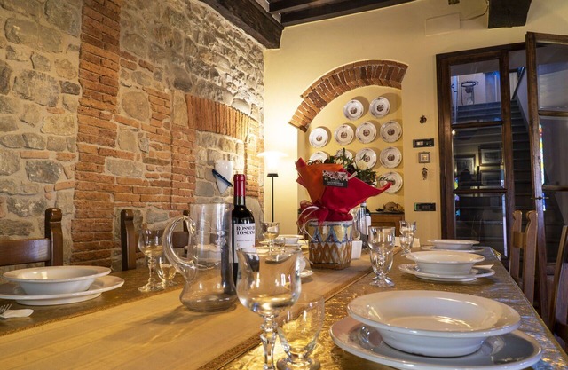 Stunning villa for 6 guests with WIFI, A/C, TV and parking, close to Lucca