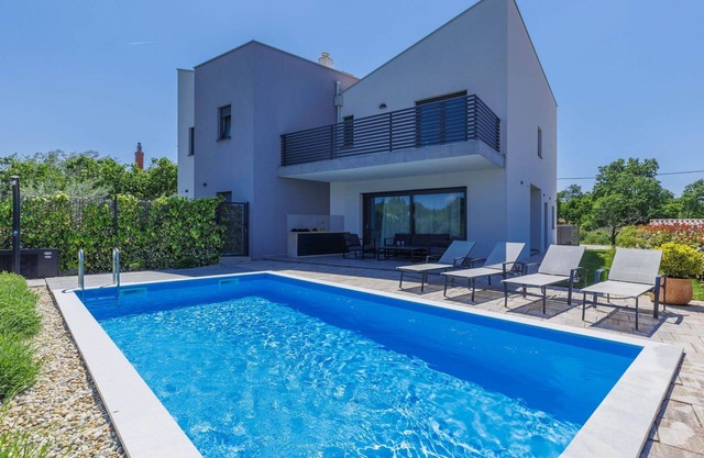 Stunning villa for 6 guests with private pool, A/C, WIFI, TV, terrace and pets allowed