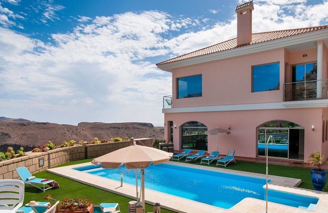 Stunning villa for 6 people with private pool, A/C, WIFI, TV, terrace, pets allowed and parking