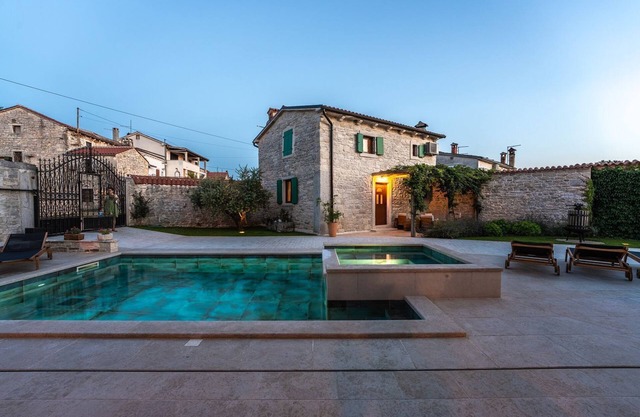 Stunning villa with private pool, whirlpool, darts, billiards, table tennis, gym