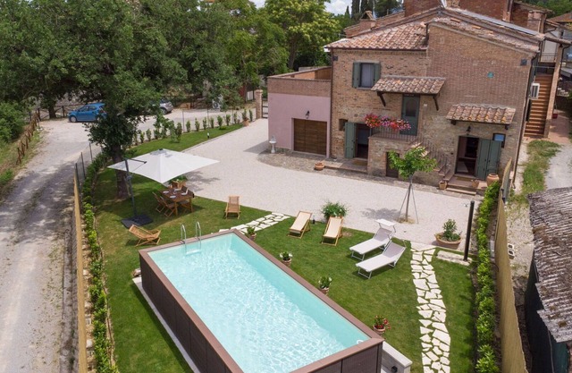 Stunning villa with A/C, sauna, hot tub, WIFI, private pool, TV, patio, close to Montepulciano