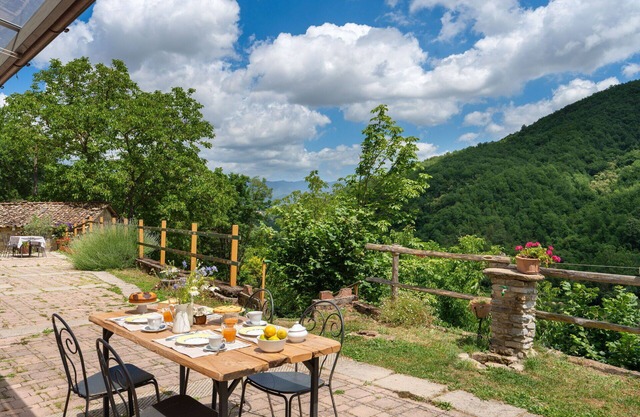 Stunning villa with private pool, WIFI, TV, panoramic view and parking, close to Florence
