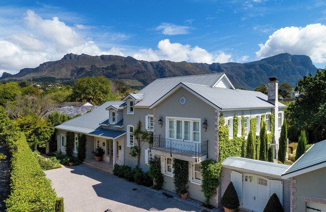 Stunning villa with mountain views and pool in Constantia