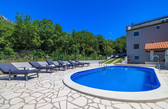 Stunning villa with whirlpool, private pool, outdoor shower, fitness room, washing machine