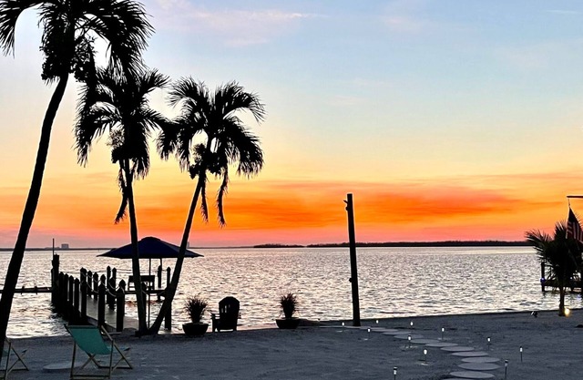 Stunning Waterfront Home with Southeast Bay Frontage - Villa Cuquita